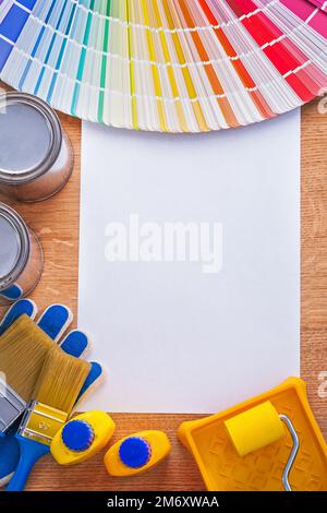 Gruppo di strumenti di verniciatura e guida alla tavolozza colori pantone sul concetto di costruzione del foglio di carta Foto Stock