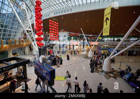 KUALA LUMPUR, MALESIA - CIRCA GENNAIO 2020: Immagine interna dell'edificio del terminal satellite dell'aeroporto internazionale di Kuala Lumpur. Foto Stock