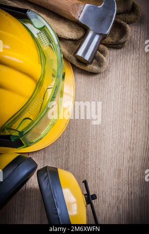 Occhiali protettivi in pelle guanti protettivi in cuoio cuffie per casco. Foto Stock