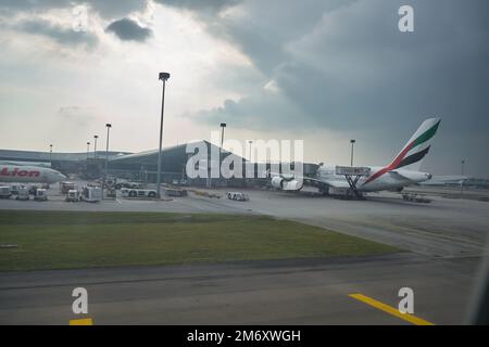 KUALA LUMPUR, MALESIA - CIRCA GENNAIO 2020: Emirates Airbus A380 sul asfalto visto da un aereo all'aeroporto internazionale di Kuala Lumpur Foto Stock