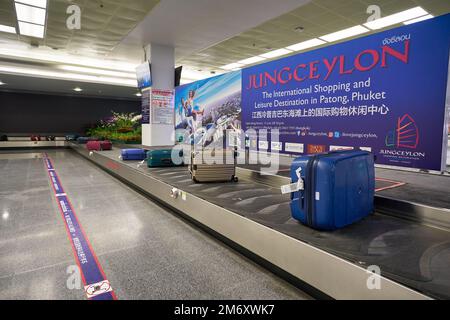 PHUKET, THAILANDIA - CIRCA GENNAIO 2020: Area ritiro bagagli nell'aeroporto internazionale di Phuket. Foto Stock