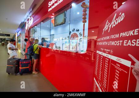 PHUKET, THAILANDIA - CIRCA GENNAIO 2020: Sportello vendite AirAsia all'aeroporto internazionale di Phuket. Foto Stock