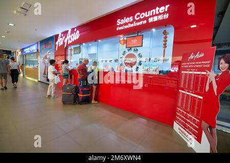 PHUKET, THAILANDIA - CIRCA GENNAIO 2020: Sportello vendite AirAsia all'aeroporto internazionale di Phuket. Foto Stock