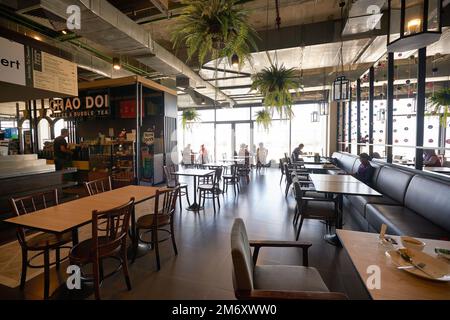 PHUKET, THAILANDIA - CIRCA GENNAIO, 2020: Food Court a Phuket International Airport. Foto Stock