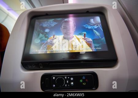 PHUKET, THAILANDIA - CIRCA GENNAIO 2020: Primo piano dello schermo dello schienale a bordo della Thai Airways Airbus A350. Foto Stock