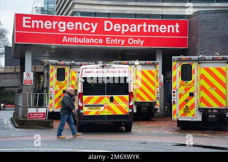 Glasgow, Scozia, Regno Unito. 5 gennaio 2023. Le ambulanze aspettano di scaricare i pazienti presso il reparto A&e della Glasgow Royal Infirmary di Glasgow Today.The Crisis Foto Stock