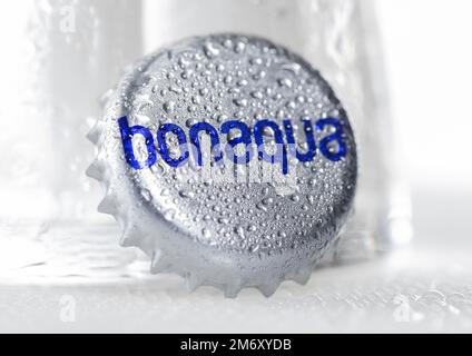 LONDRA, Regno Unito - 15 DICEMBRE 2022: Tappo per bottiglia di acqua minerale frizzante Bonaqua con rugiada su bianco e vetro. Foto Stock