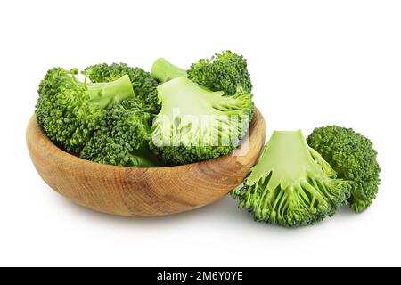 broccoli freschi in ciotola di legno isolata su fondo bianco primo piano con profondità di campo completa. Foto Stock