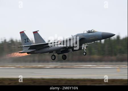 NEGLI STATI UNITI Air Force F-15C Eagle assegnato al 67th Fighter Squadron decollo da Eielson Air Force base, Alaska, durante LA BANDIERA ROSSA Alaska 22-1, 9 maggio 2022. Questo esercizio offre opportunità uniche per integrare varie forze in una formazione congiunta e multilaterale da basi operative simulate in avanti. Foto Stock