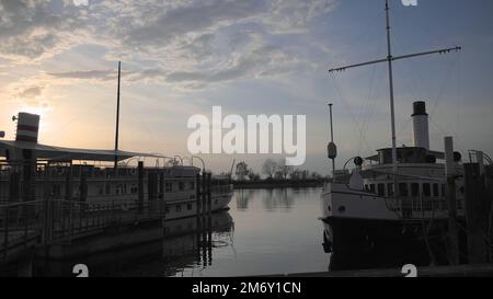 Navi storiche sul molo del Lago di Costanza a Bregenz, Austria dopo il tramonto Foto Stock