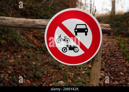 accesso vietato ai veicoli a motore. Cartello stradale. Cartello stradale. indicazione accesso vietato ai veicoli a motore. Foto Stock