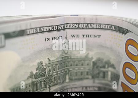 Le fatture IN dollari USA in tagli da 100 dollari sono viste in questa foto di illustrazione a Varsavia, Polonia il 06 gennaio 2022. Foto Stock