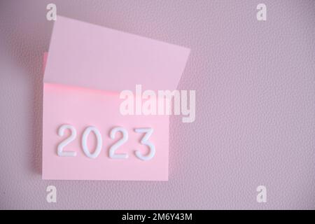 L'anno 2024 è presentato in bianco numeri rosa sheet.Concept tempo e nuovo anno. Foto Stock