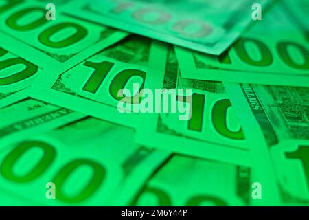 Le fatture IN dollari USA in tagli da 100 dollari sono viste in questa foto di illustrazione a Varsavia, Polonia il 06 gennaio 2022. Foto Stock
