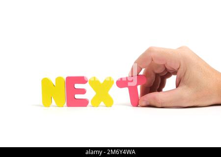 Man Hand compone la parola seguente in lettere su sfondo bianco Foto Stock