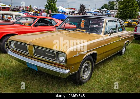 Iola, WI - 07 luglio 2022: Vista dall'alto dell'angolo anteriore di una berlina a 2 porte Plymouth Valiant Signet 1968 in un salone automobilistico locale. Foto Stock