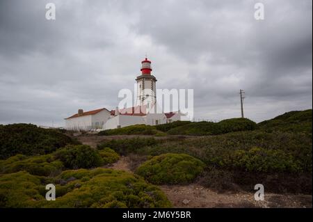 Il faro bianco del XVIII secolo si affaccia sull'oceano Atlantico, a Cabo Espichel, Sesimbra, Portogallo Foto Stock