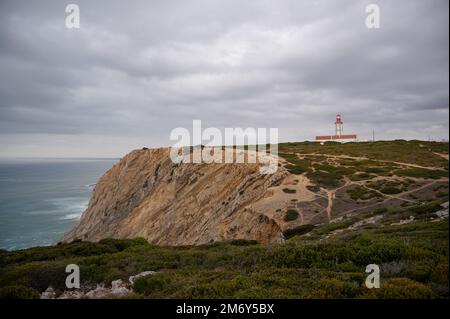 Il faro bianco del XVIII secolo si affaccia sull'oceano Atlantico, a Cabo Espichel, Sesimbra, Portogallo Foto Stock