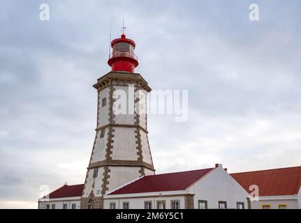 Il faro bianco del XVIII secolo si affaccia sull'oceano Atlantico, a Cabo Espichel, Sesimbra, Portogallo Foto Stock