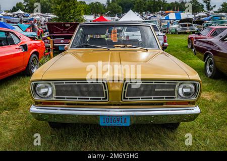 Iola, WI - 07 luglio 2022: Vista frontale in prospettiva alta di una berlina 2 porte Plymouth Valiant Signet del 1968 in un salone automobilistico locale. Foto Stock