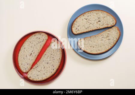 Due piatti con fette di pane su sfondo beige, vista dall'alto Foto Stock