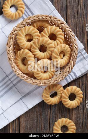 Biscotti di shortbread in una ciotola di vimini e vicino al tavolo, vista dall'alto Foto Stock