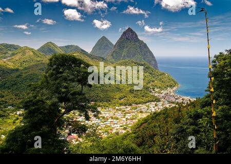 I Pitons e la città di Soufriere sull'isola caraibica di Santa Lucia Foto Stock
