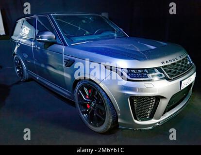 Uno dei veicoli Stunt Range Rover Sport SvRS, che è stato presentato in un'epica sequenza di inseguimento per tutti i terreni in No Time To Die, in mostra al Silverstone Classic 2022 Foto Stock