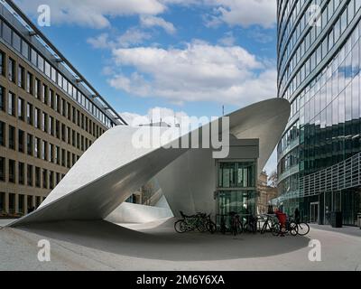 Wave Sculpture presso il complesso di uffici dello stesso nome a Francoforte sul meno, Assia, Germania Foto Stock