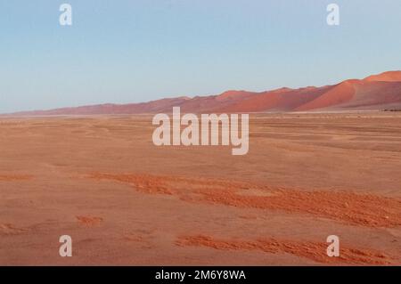 Foto esterna delle dune di sabbia Namibia Sossusvlei vicino alla famosa Dune 45 intorno all'alba Foto Stock