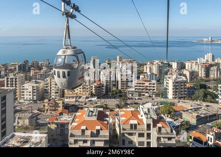 Vista della città dalla cima della funivia a Jounieh, Libano Foto Stock