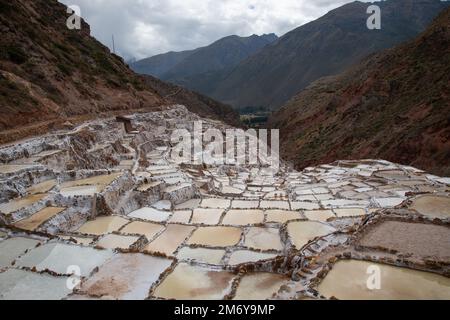 Le miniere di sale di Maras sono costituite da più di 3 mila pozzi di sale naturale Foto Stock