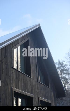 Barnhouse. Casa isolata in legno in stile Scandinavo e Finlandia moderno con grandi finestre. Esterno, pareti in legno. Foto Stock