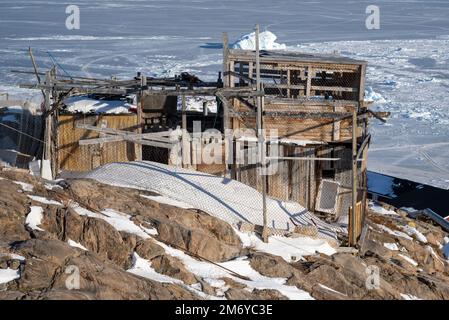 Un ramshackle, canile a più piani nella città di Uummannaq, nella Groenlandia occidentale. Foto Stock