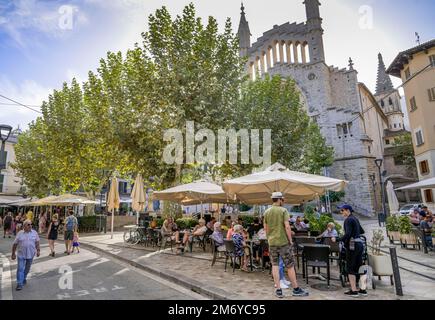 Straßencafe, Placa de la Constitucio, Altstadt, Soller, Mallorca, Spanien Foto Stock