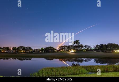 Il percorso di volo verso la luna di un razzo spaziale lanciato da Cape Canaveral in Florida USA Foto Stock