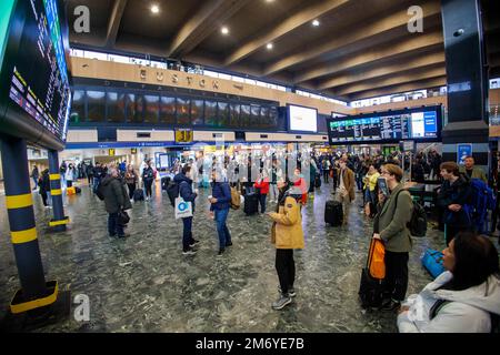 Londra, Regno Unito. 6th Jan, 2023. Schermate di partenza vuote alla stazione di Euston. I servizi ferroviari in tutta la Gran Bretagna saranno gravemente disturbati per altri due giorni poiché l'ultimo degli scioperi attualmente in programma inizierà venerdì mattina. Solo circa il 20% dei treni sarà operativo durante le fermate di 48 ore da migliaia di membri del sindacato ferroviario, marittimo e dei Trasporti (RMT) presso Network Rail and Train Operators Credit: Mark Thomas/Alamy Live News Foto Stock