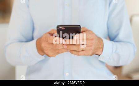 Mani, utilizzando il telefono e l'uomo d'affari con SMS, closeup e app social media per il networking digitale sul Web. Smartphone, chat e uomo in ufficio Foto Stock