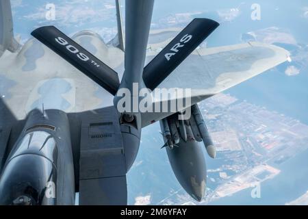 NEGLI STATI UNITI Air Force F-15C Eagle assegnato al 44th Fighter Squadron riceve carburante da un 909th Air Refuelling Squadron KC-135 Stratotanker Over the Pacific Ocean, 10 maggio 2022. Il rifornimento aereo consente agli aerei di volare più a lungo e di compiere la missione in modo più efficiente, eliminando la necessità di tornare alla base per il carburante. Foto Stock