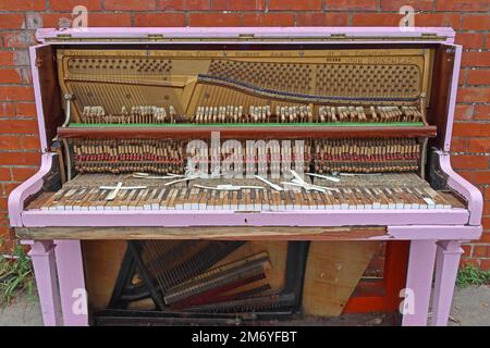 Smantellato il baby pianoforte a coda John Brinsmead, precedentemente dipinto di rosa Foto Stock