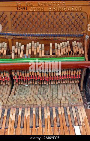 Smantellato il baby pianoforte a coda John Brinsmead, precedentemente dipinto di rosa Foto Stock