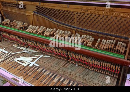 Smantellato il baby pianoforte a coda John Brinsmead, precedentemente dipinto di rosa Foto Stock