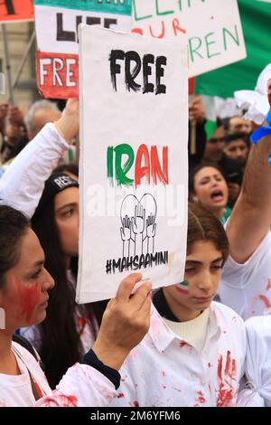 Londra, Regno Unito. 19 novembre 2022: Centinaia di persone hanno marciato davanti all'ambasciata della Repubblica islamica dell'Iran a Londra per denunciare il regime iraniano. Foto Stock