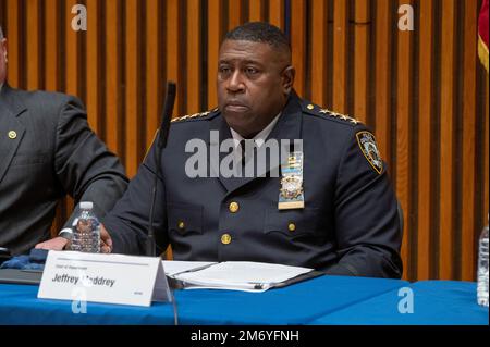 New York, Stati Uniti. 05th Jan, 2023. Maddrey, Capo del Dipartimento di New York, parla a una conferenza stampa sulle statistiche di fine anno sulla criminalità con i migliori funzionari di New York al 1 Police Plaza di New York. Il crimine rimane al di sopra dei livelli record dell'ultimo decennio, ma il sindaco Eric Adams, il commissario della polizia Keechant Sewell e una serie di alti funzionari del NYPD hanno affermato che le cose vanno nella giusta direzione, mentre presentavano le statistiche sulla criminalità di fine anno del 2012. Credit: SOPA Images Limited/Alamy Live News Foto Stock