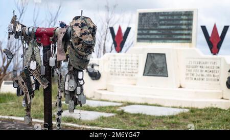 U.S. Military dog tag e un U.S. La copertura marina è appesa di fronte agli Stati Uniti Marine Corps Landing Memorial sulla cima del Monte Suribachi, Iwo Jima, Giappone, 20 aprile 2022. I tag servono come promemoria per i quasi 7.000 marines uccisi durante la battaglia di Iwo Jima. Il memoriale commemora l'innalzamento della Gloria Vecchia il 23 febbraio 1945, da parte di Marines del 28th Reggimento, 5th Divisione. Foto Stock