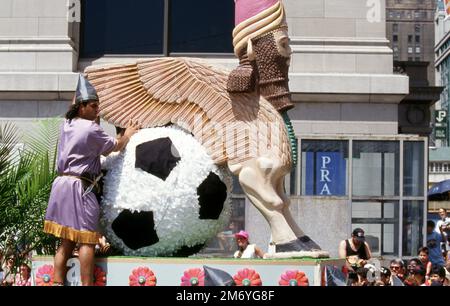 Dallas, Vereinigte Staten. 06th Jan, 2023. firo, archivio 06/15/1994 foto, archivio foto, archivio foto calcio, Calcio, COPPA DEL MONDO 1994 USA, 94 COPPA DEL MONDO PARADE, cerimonia di apertura, a Chicago figura, cerimonia di apertura, ogni paese ha la sua, propria, auto, depositante, simbolo immagine credito: dpa / Alamy Live News Foto Stock