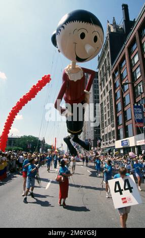 Dallas, Vereinigte Staten. 06th Jan, 2023. firo, archivio 06/15/1994 foto, archivio foto, archivio foto calcio, Calcio, COPPA DEL MONDO 1994 USA, 94 COPPA DEL MONDO PARADE, cerimonia di apertura, a Chicago figura, cerimonia di apertura, ogni paese ha la propria auto, depositante, simbolo bi credito: dpa / Alamy Live News Foto Stock