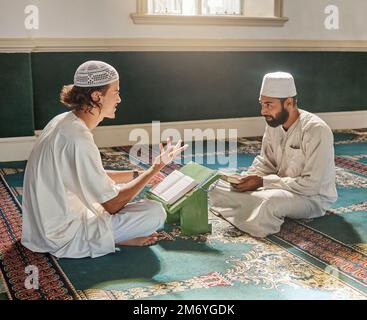 I musulmani pregano, adorano o studiano il Corano per la pace, la consapevolezza o il sostegno di Allah nella moschea sacra. Apprendimento, islamici o persone che parlano Foto Stock