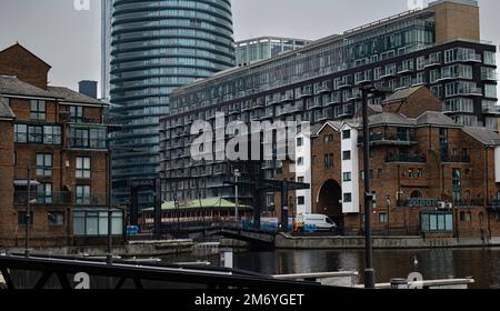 Vista del Glengall Bridge nel molo esterno di Millwall Foto Stock