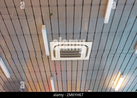 Aria condizionata a soffitto per la circolazione dell'aria e la ventilazione di grandi ambienti Foto Stock